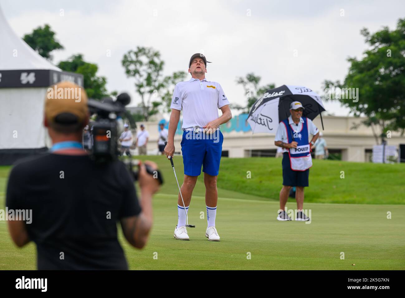 Ian Poulter, d'Angleterre, réagit à un putt manqué lors de la partie de 2nd du LIV Golf Invitational Bangkok au Stonehill Golf course à Bangkok, EN THAÏLANDE Banque D'Images