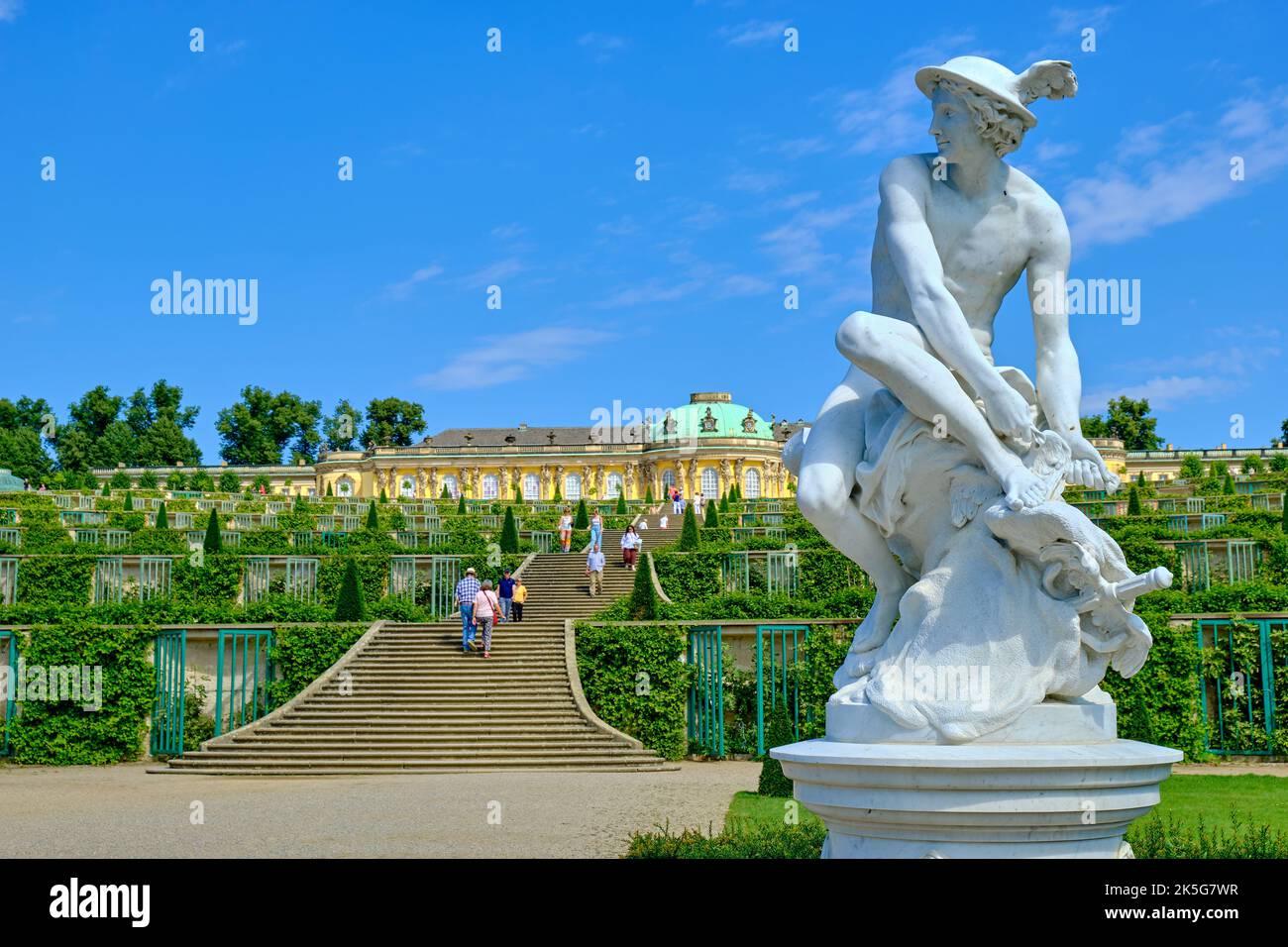 Sculpture en marbre de Mercury, Hermes grecs, avec vue sur les terrasses du vignoble jusqu'au Palais de Sanssouci, Potsdam, Brandebourg, Allemagne. Banque D'Images