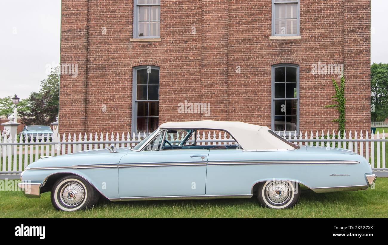 DEARBORN, MI/USA - 20 JUIN 2015 : une voiture Ford Galaxie Sunliner 1962 au salon de voiture Henry Ford (THF) Motor Muster, Greenfield Village, près de Detroit. Banque D'Images