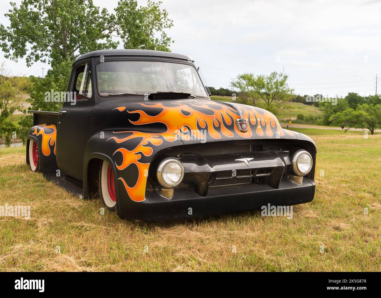 AUSTIN, TX/Etats-Unis - 17 avril 2015: Un camion Ford 1954 avec des flammes, Lonestar Round Up car show. Banque D'Images