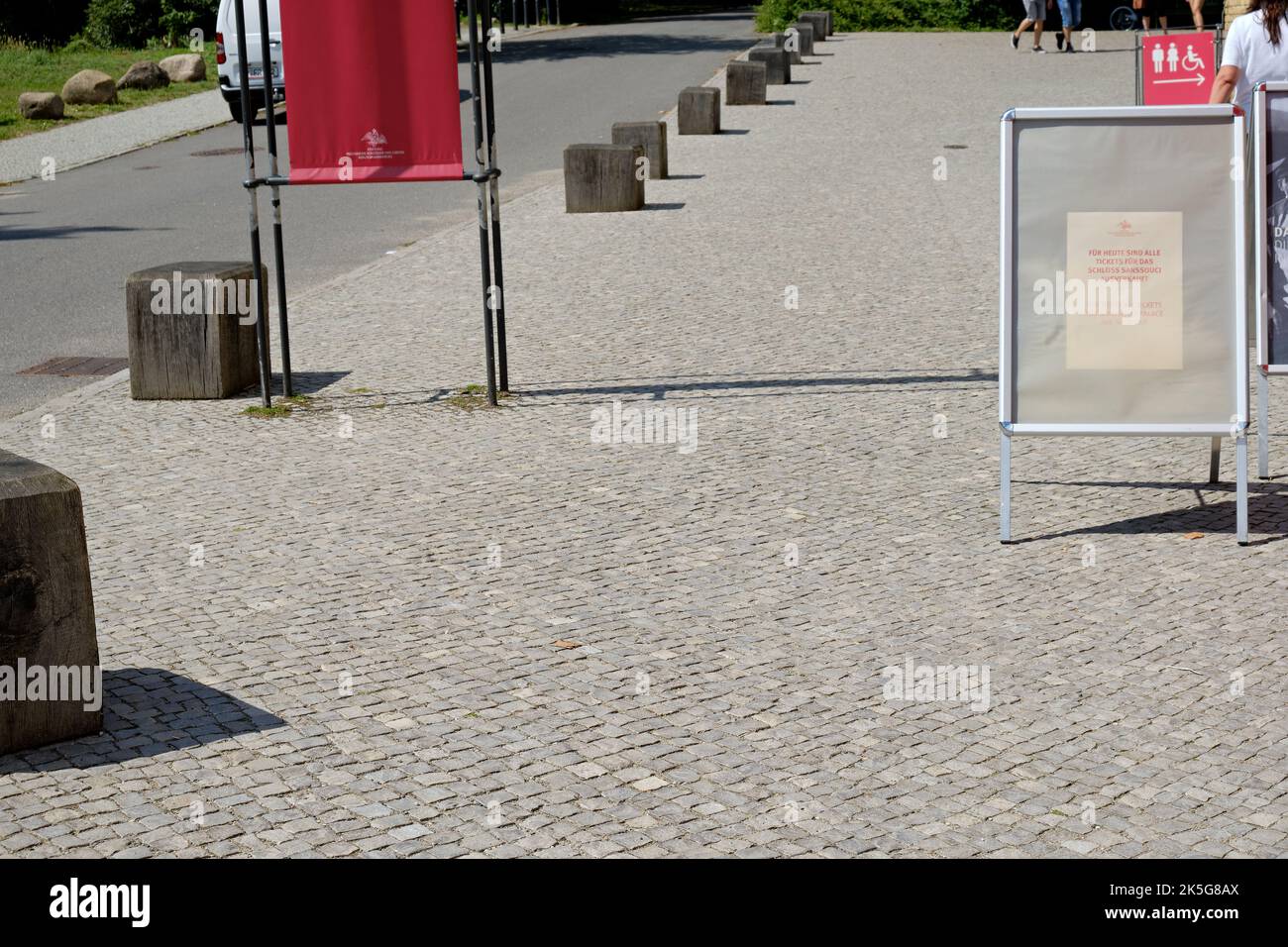 Avis amical, affiche, « pour aujourd'hui, tous les billets pour le palais de Sanssouci sont complets », Parc de Sanssouci, Potsdam, Brandebourg, Allemagne, 6 août 2021. Banque D'Images