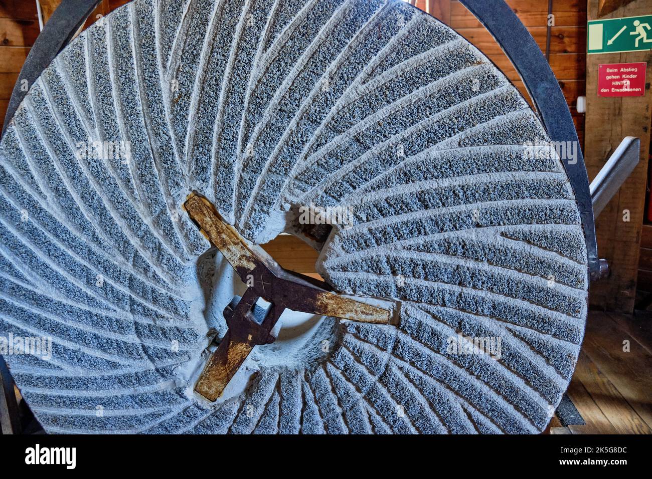 Pierre de moulin exposée dans le moulin historique de Sanssouci, Parc de Sanssouci, Potsdam, Brandebourg, Allemagne. Banque D'Images