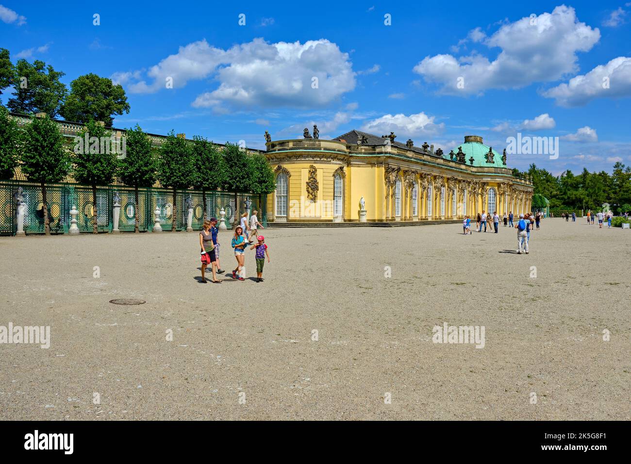 Situation touristique du côté sud du palais de Sanssouci, édifice baroque prussien, parc de Sanssouci, Potsdam, Brandebourg, Allemagne. Banque D'Images