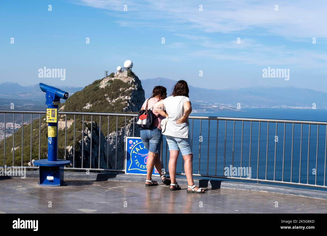 Touristes sur la plate-forme d'observation à la station de Cable car, qui est située sur la réserve naturelle d'Upper Rock à Gibraltar. Banque D'Images