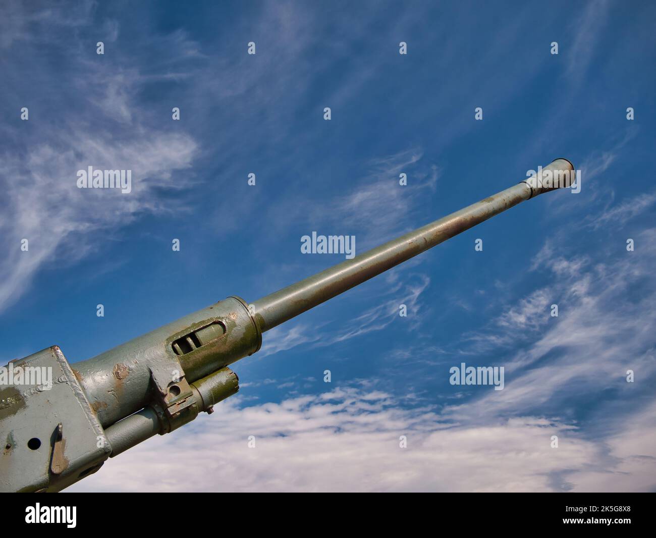 Le canon d'un canon de 1942 40mm Bofors pointant vers le haut vers un ciel bleu avec des nuages blancs clairs. C'était un pistolet antiaérien suédois. Banque D'Images