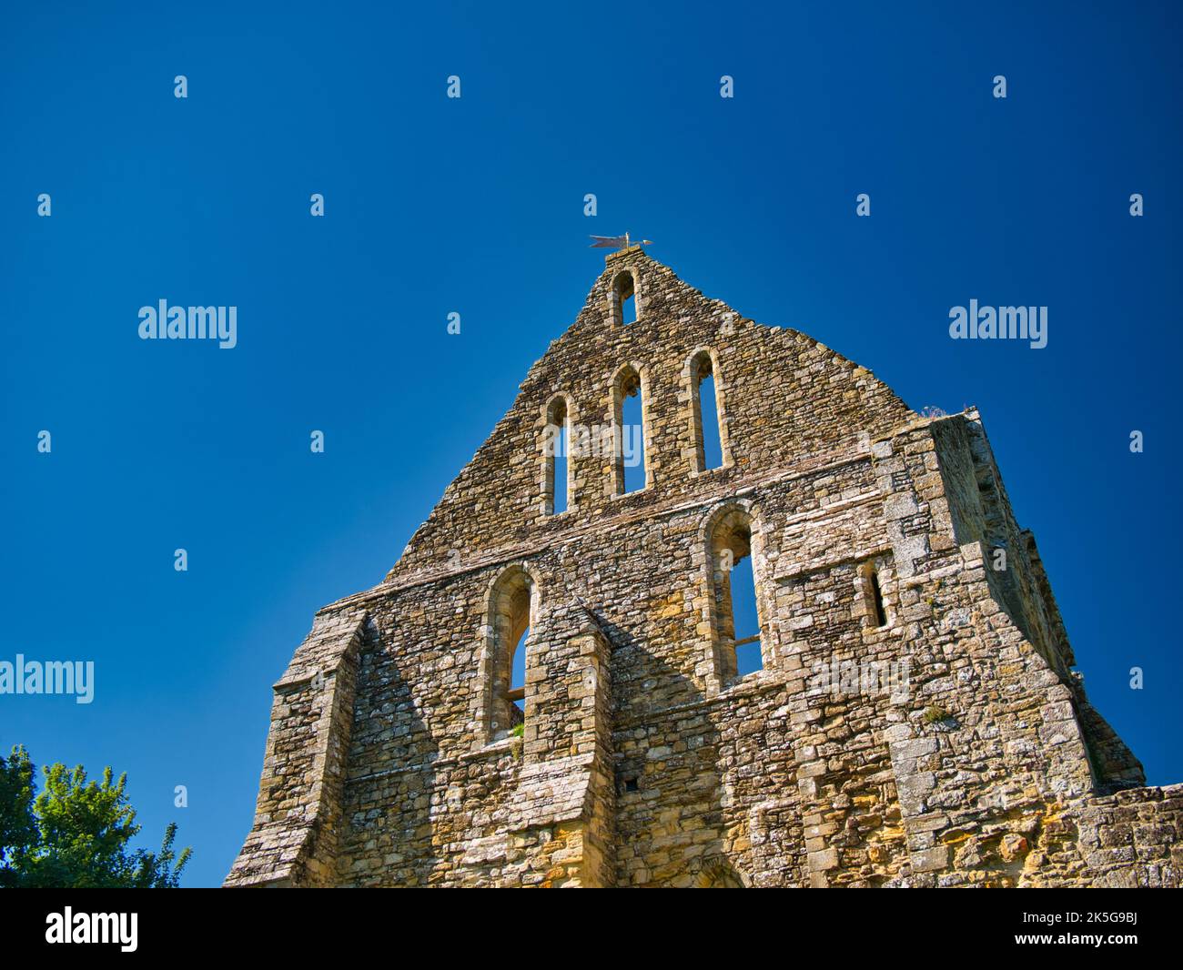 Les ruines du mur d'extrémité de l'église abbatiale de Battle à East Sussex, Royaume-Uni, lieu de la bataille de Hastings en 1066. Pris un jour ensoleillé. Banque D'Images