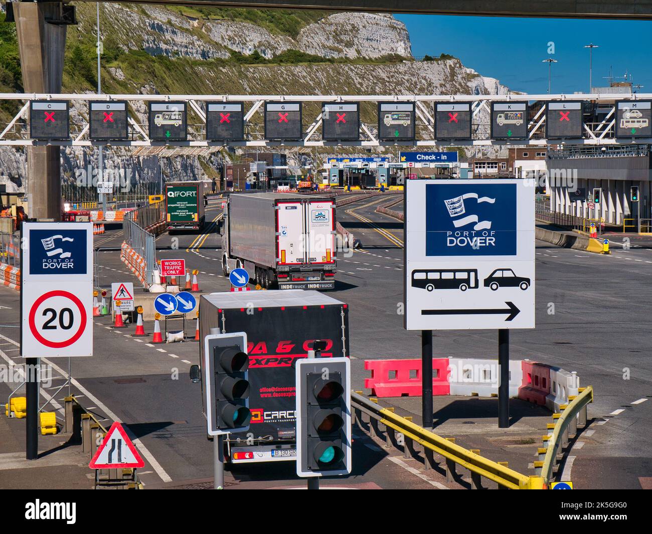 Camions arrivant au port très animé de Douvres dans le Kent, au Royaume-Uni. La signalisation et les voies de circulation sont visibles. Banque D'Images