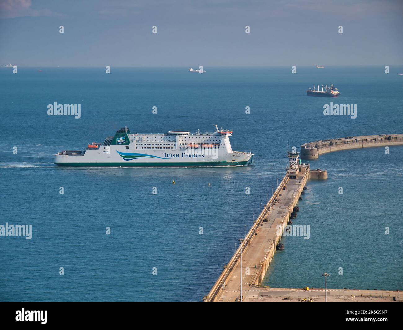 Un ferry Irish Ferries traverse le chenal vers l'entrée du port de Douvres. En été, il a été pris une journée calme en mer plate. Banque D'Images