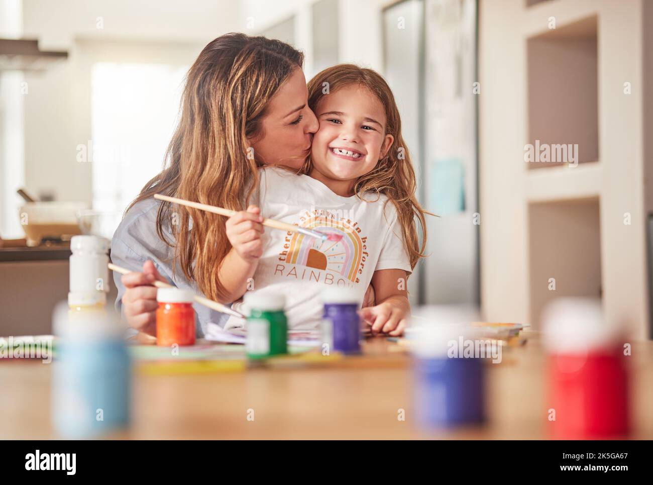 La mère, l'enfant et l'art de peinture à la maison en utilisant un pinceau pour l'activité créative pour l'apprentissage, le collage et l'amour entre la mère et la fille. Femme ou Banque D'Images