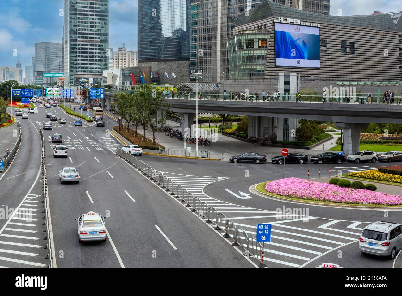 La Chine, Shanghai. Scène de rue à Pudong District, près de centre financier. Banque D'Images