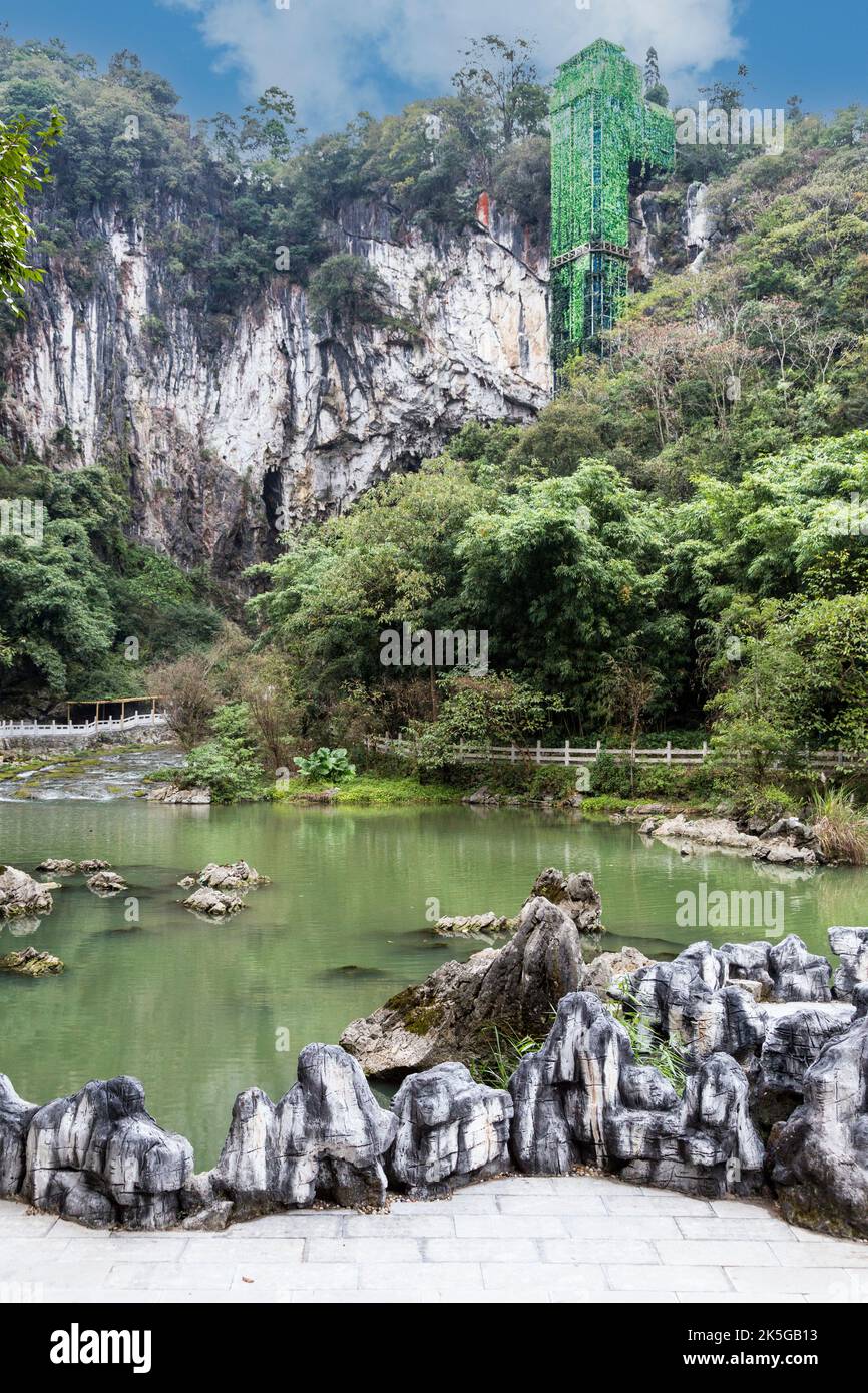 Chine, Guizhou, Dragon Palace Scenic Area. Ascenseur camouflé mène au lac menant à l'entrée. Banque D'Images