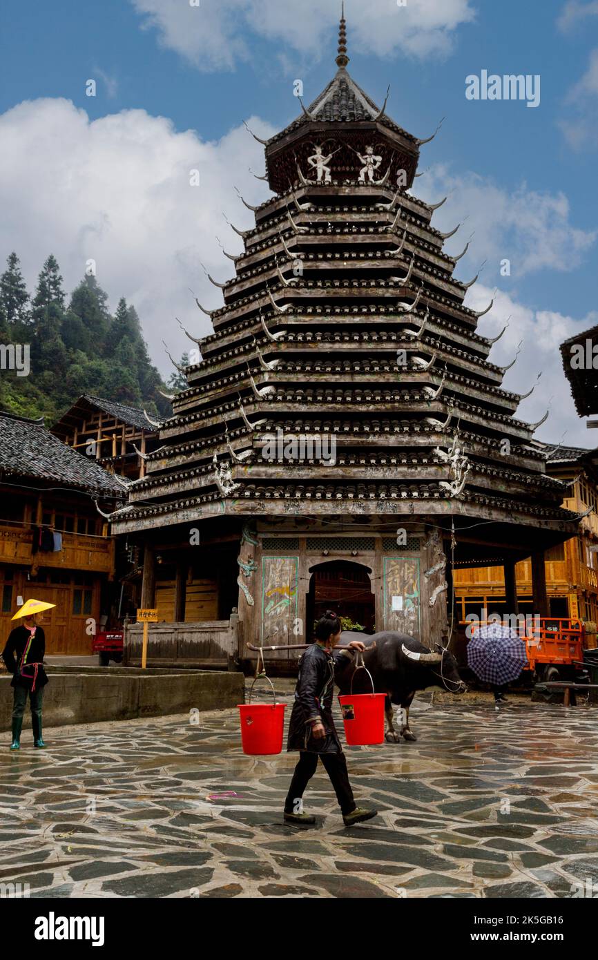 Huanggang, Guizhou, en Chine. Un village ethnique Dong Tour du Tambour, un lieu de rencontre. Banque D'Images