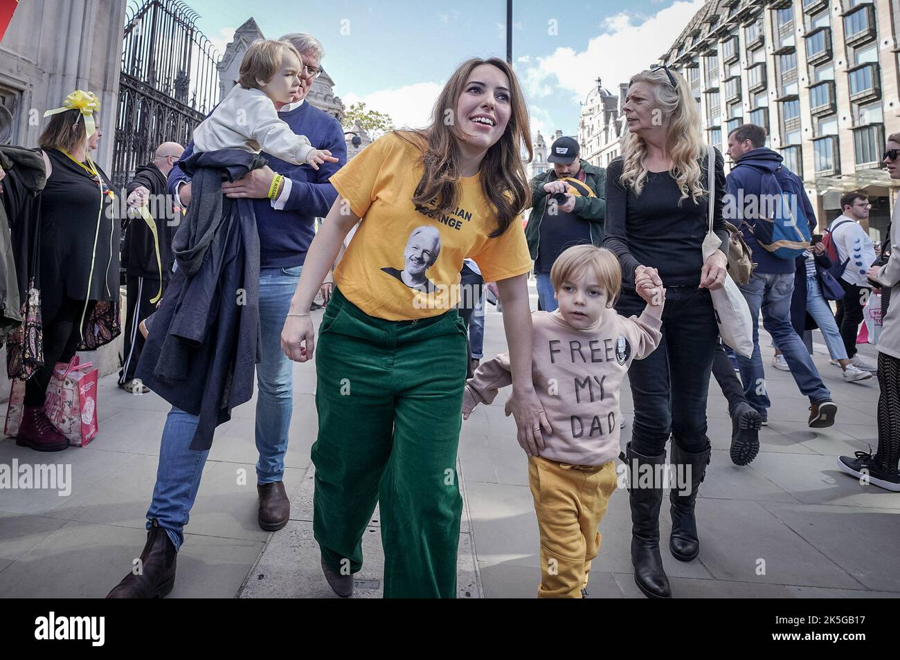 Londres, Royaume-Uni. 8th octobre 2022. Stella Moris, épouse de Julian Assange arrive à Westminster avec ses enfants et Julians pour remercier les partisans qui préparent la chaîne humaine Free Assange. Des centaines de partisans de Julian Assange et de la liberté de la presse forment une chaîne de protestation près des bâtiments du Parlement. Assange demeure à la prison de Londres Belmarsh, où il est en détention depuis avril 2019. Les avocats de AssangeÕs Òbeing soutiennent qu'il est poursuivi et puni pour ses opinionsÓ politiques. Credit: Guy Corbishley/Alamy Live News Banque D'Images