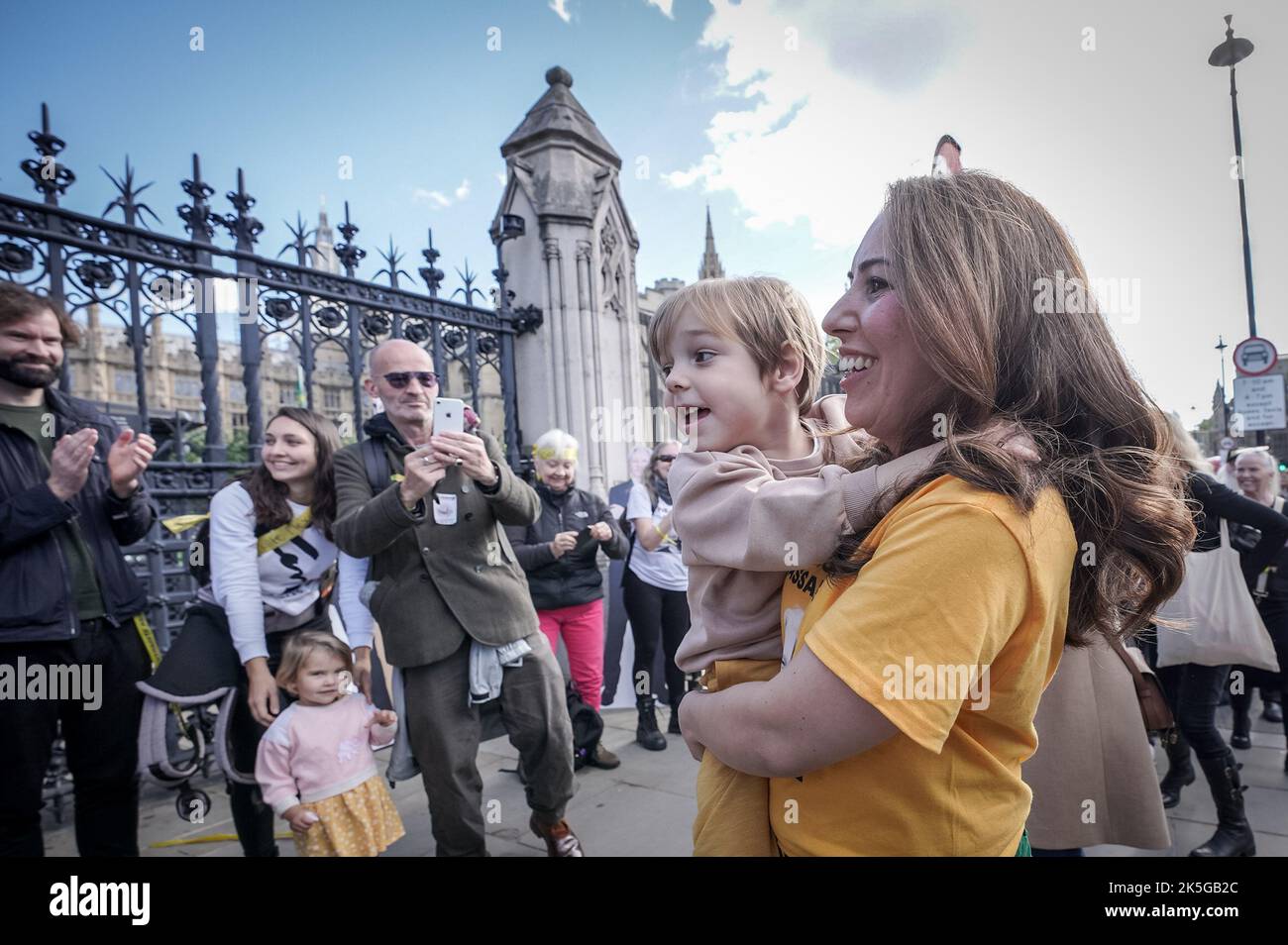 Londres, Royaume-Uni. 8th octobre 2022. Stella Moris, épouse de Julian Assange arrive à Westminster avec ses enfants et Julians pour remercier les partisans qui préparent la chaîne humaine Free Assange. Des centaines de partisans de Julian Assange et de la liberté de la presse forment une chaîne de protestation près des bâtiments du Parlement. Assange demeure à la prison de Londres Belmarsh, où il est en détention depuis avril 2019. Les avocats de AssangeÕs Òbeing soutiennent qu'il est poursuivi et puni pour ses opinionsÓ politiques. Credit: Guy Corbishley/Alamy Live News Banque D'Images