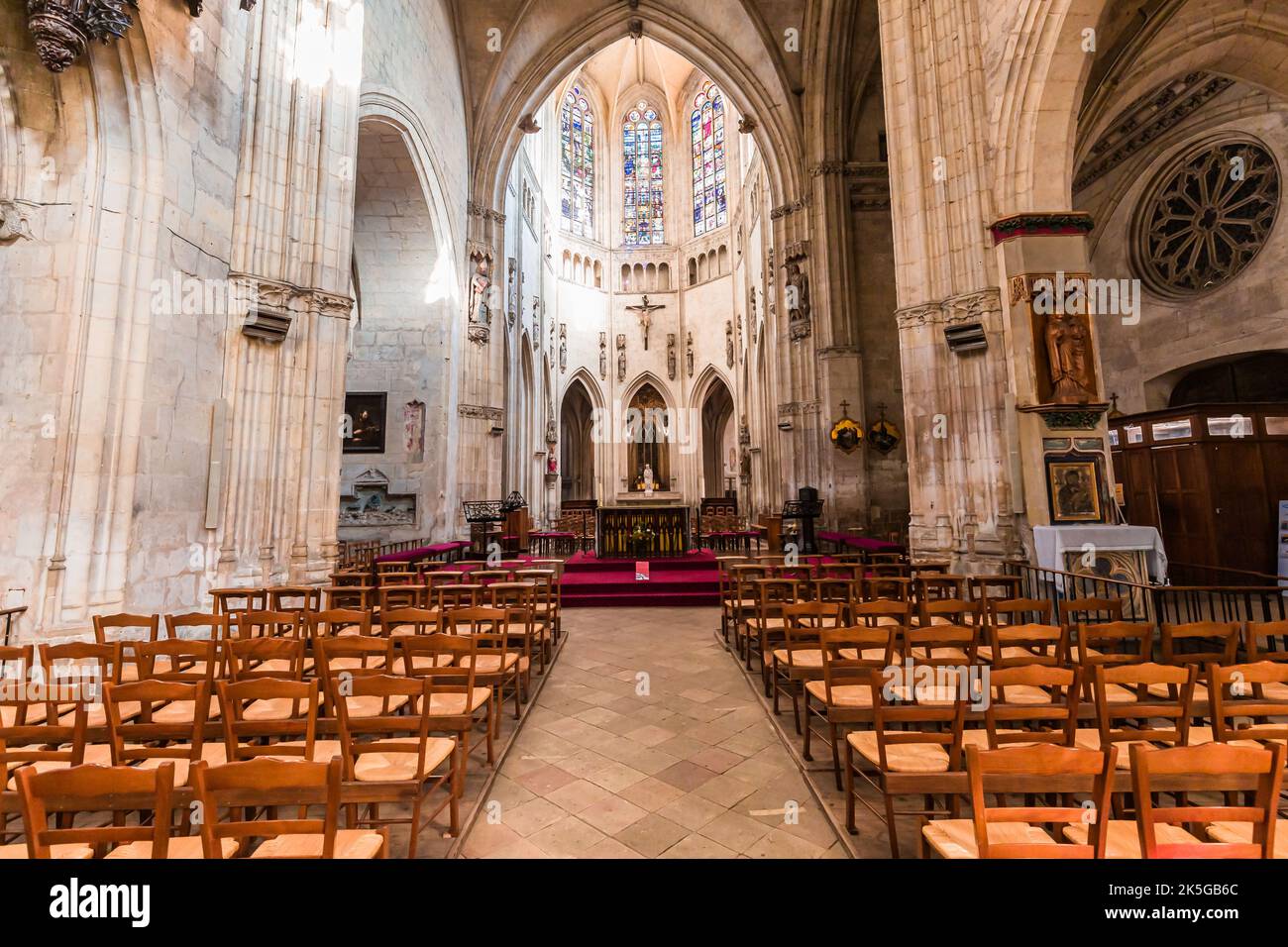 LA FERTE BERNARD,SARTHE, FRANCE, 27 MARS 2022 : intérieurs et décors architecturaux de l'église notre Dame des marais, par l'architecte Mathurin Delabord, Banque D'Images