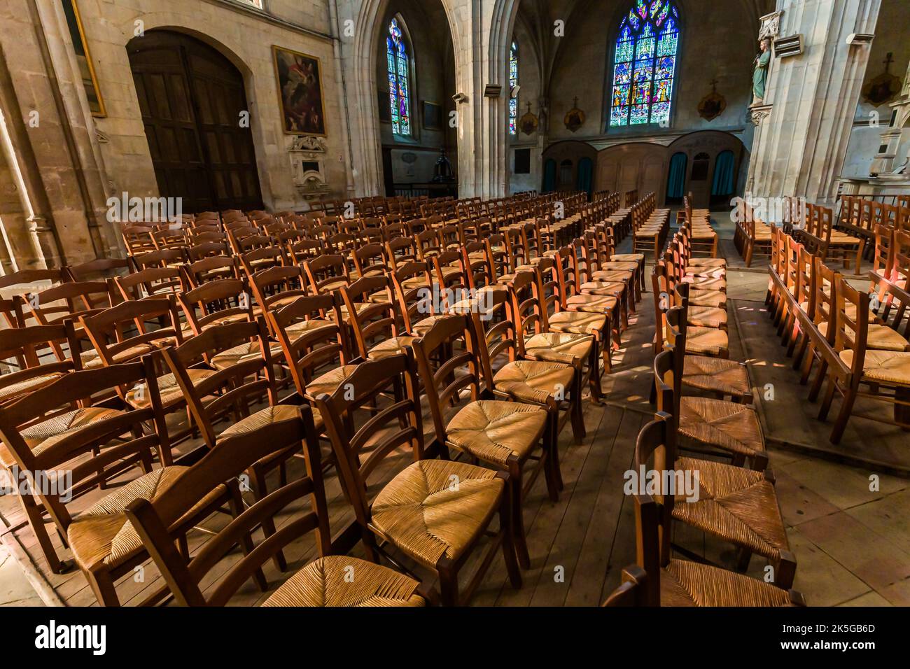 LA FERTE BERNARD,SARTHE, FRANCE, 27 MARS 2022 : intérieurs et décors architecturaux de l'église notre Dame des marais, par l'architecte Mathurin Delabord, Banque D'Images