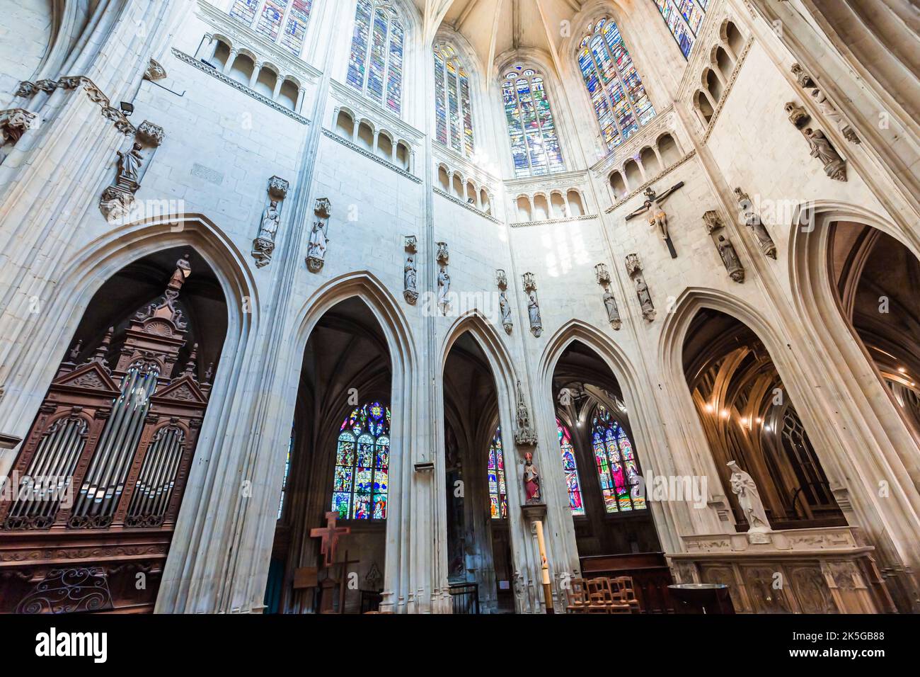 LA FERTE BERNARD,SARTHE, FRANCE, 27 MARS 2022 : intérieurs et décors architecturaux de l'église notre Dame des marais, par l'architecte Mathurin Delabord, Banque D'Images