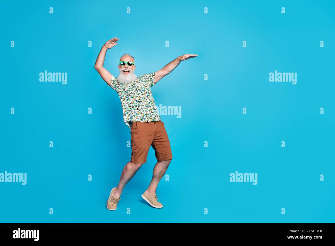 Photo de la taille du corps entier de swag excitée grand-père dansant fête fête tenue élégante été froid vide espace promo isolé sur la couleur bleue Banque D'Images