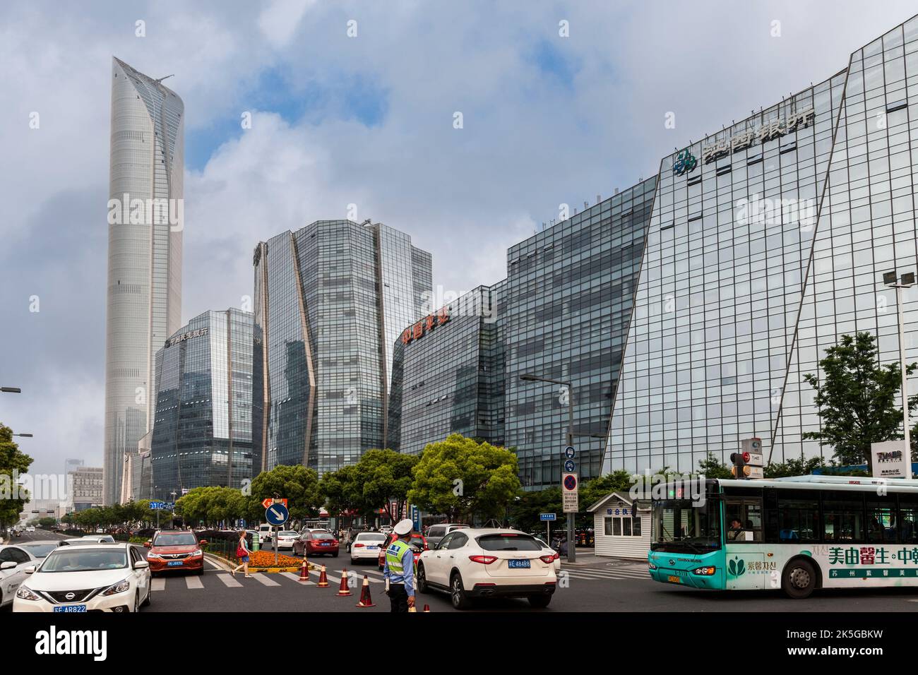 Suzhou, Jiangsu, Chine. Dadaodong le trafic de la rue. Centre financier international, plus grand bâtiment dans le Jiangsu, sur la gauche. Banque D'Images