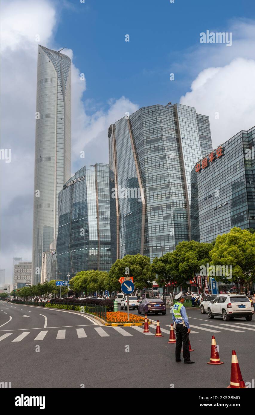 Suzhou, Jiangsu, Chine. Dadaodong le trafic de la rue. Centre financier international, plus grand bâtiment dans le Jiangsu, sur la gauche. Banque D'Images