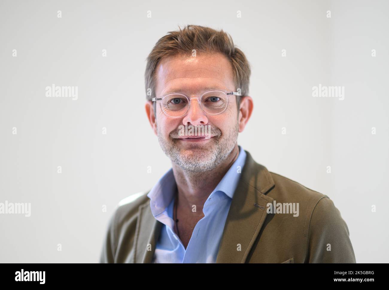 Dresde, Allemagne. 07th octobre 2022. Florian Illies, auteur et conservateur de l'exposition "The Last Romantic" des collections d'art de l'État de Dresde (SKD). Albert Vénus, se dresse dans le Kupferstich-Kabinet pendant la tournée de presse. Le spectacle sera visible au Kupferstich-Kabinet de 8 octobre 2022 à 22 janvier 2023. Crédit : Robert Michael/dpa/Alay Live News Banque D'Images