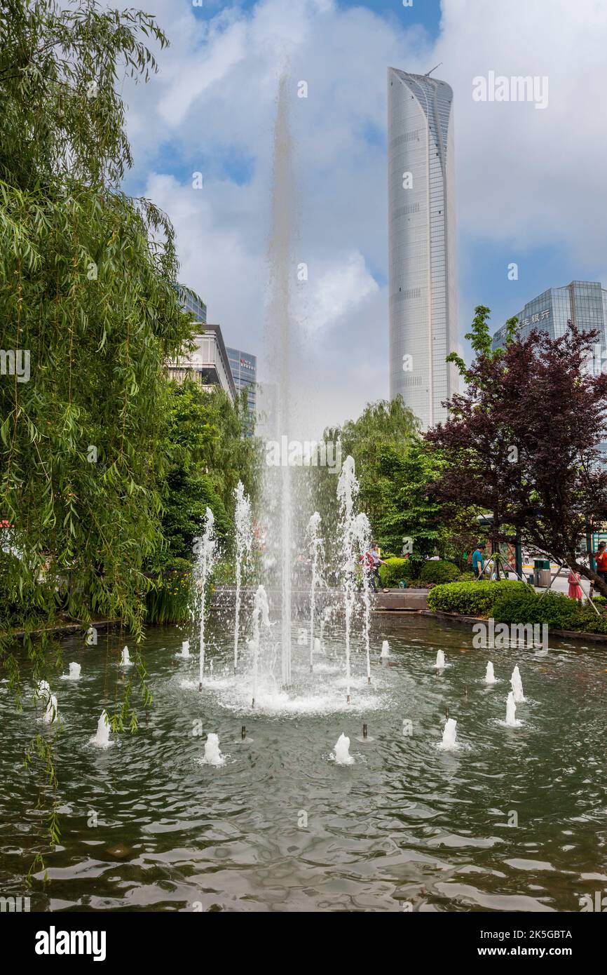 Suzhou, Jiangsu, Chine. Centre financier international en arrière-plan, plus haut bâtiment de Shanghai. Banque D'Images