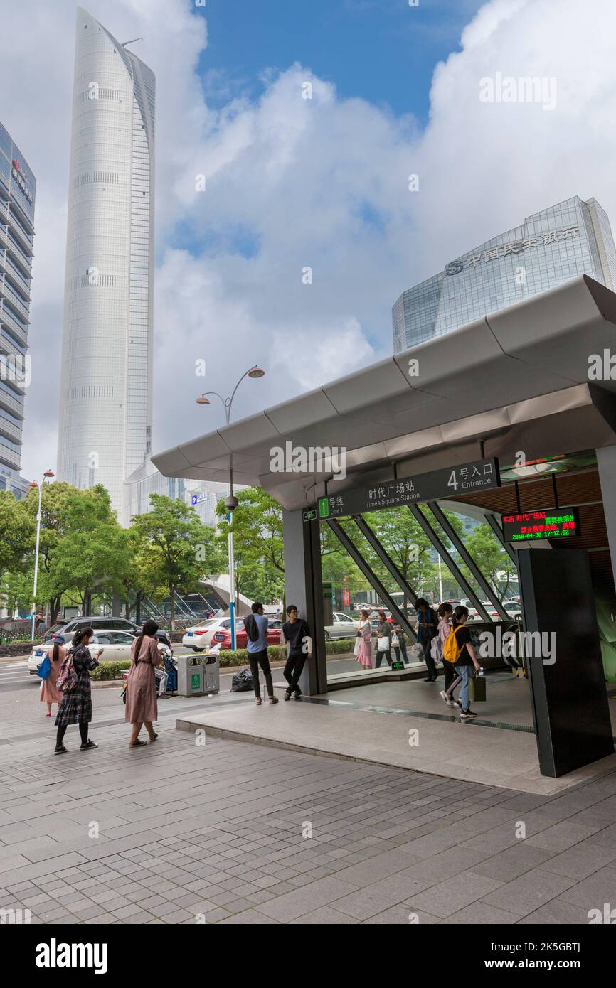 Suzhou, Jiangsu, Chine. Entrée d'une station de métro. Centre financier international, plus grand bâtiment dans le Jiangsu, en arrière-plan. Banque D'Images