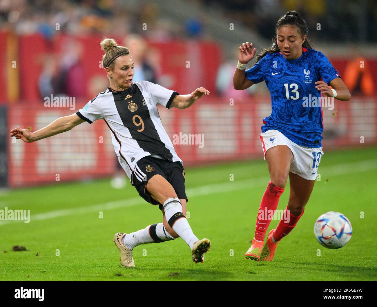 Dresde, Allemagne. 07th octobre 2022. Football, femmes: Internationales, Allemagne - France au stade Rudolf Harbig. Svenja Huth en Allemagne (l) contre Selma Bacha en France. Crédit : Robert Michael/dpa/Alay Live News Banque D'Images