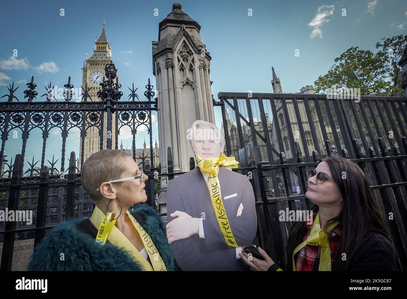 Londres, Royaume-Uni. 8th octobre 2022. Chaîne humaine Assange gratuite. Des centaines de partisans de Julian Assange et de la liberté de la presse se réunissent pour former une chaîne de protestation près des bâtiments du Parlement. Assange demeure à la prison de Londres Belmarsh, où il est en détention depuis avril 2019. Les avocats d'Assange affirment qu'il est « poursuivi et puni pour ses opinions politiques ». Credit: Guy Corbishley/Alamy Live News Banque D'Images