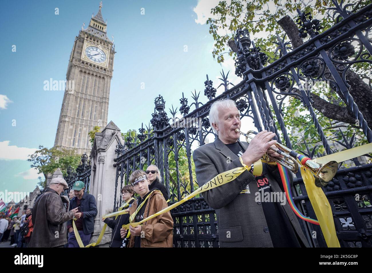 Londres, Royaume-Uni. 8th octobre 2022. Chaîne humaine Assange gratuite. Des centaines de partisans de Julian Assange et de la liberté de la presse se réunissent pour former une chaîne de protestation près des bâtiments du Parlement. Assange demeure à la prison de Londres Belmarsh, où il est en détention depuis avril 2019. Les avocats d'Assange affirment qu'il est « poursuivi et puni pour ses opinions politiques ». Credit: Guy Corbishley/Alamy Live News Banque D'Images