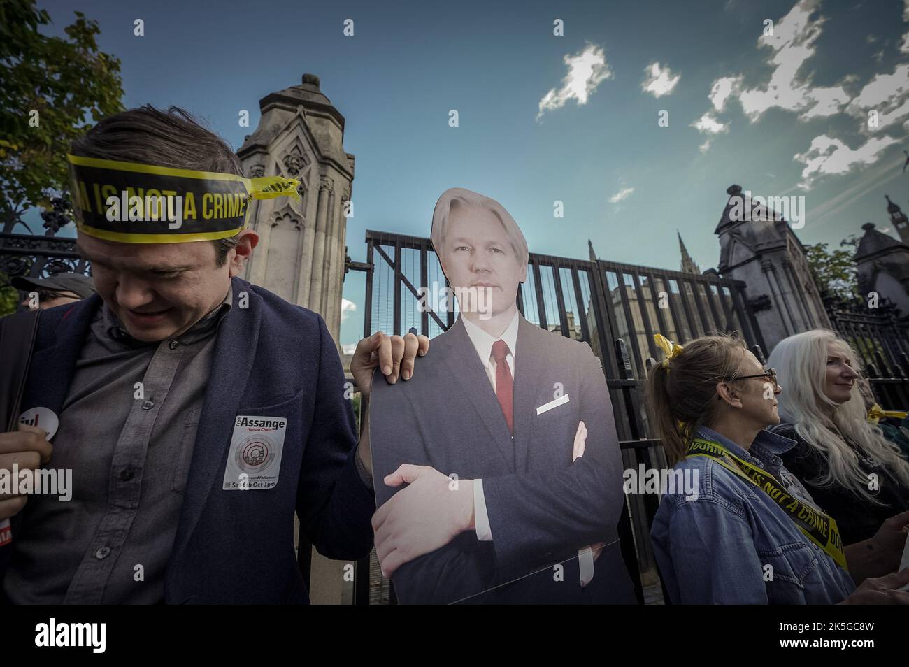 Londres, Royaume-Uni. 8th octobre 2022. Chaîne humaine Assange gratuite. Des centaines de partisans de Julian Assange et de la liberté de la presse se réunissent pour former une chaîne de protestation près des bâtiments du Parlement. Assange demeure à la prison de Londres Belmarsh, où il est en détention depuis avril 2019. Les avocats d'Assange affirment qu'il est « poursuivi et puni pour ses opinions politiques ». Credit: Guy Corbishley/Alamy Live News Banque D'Images