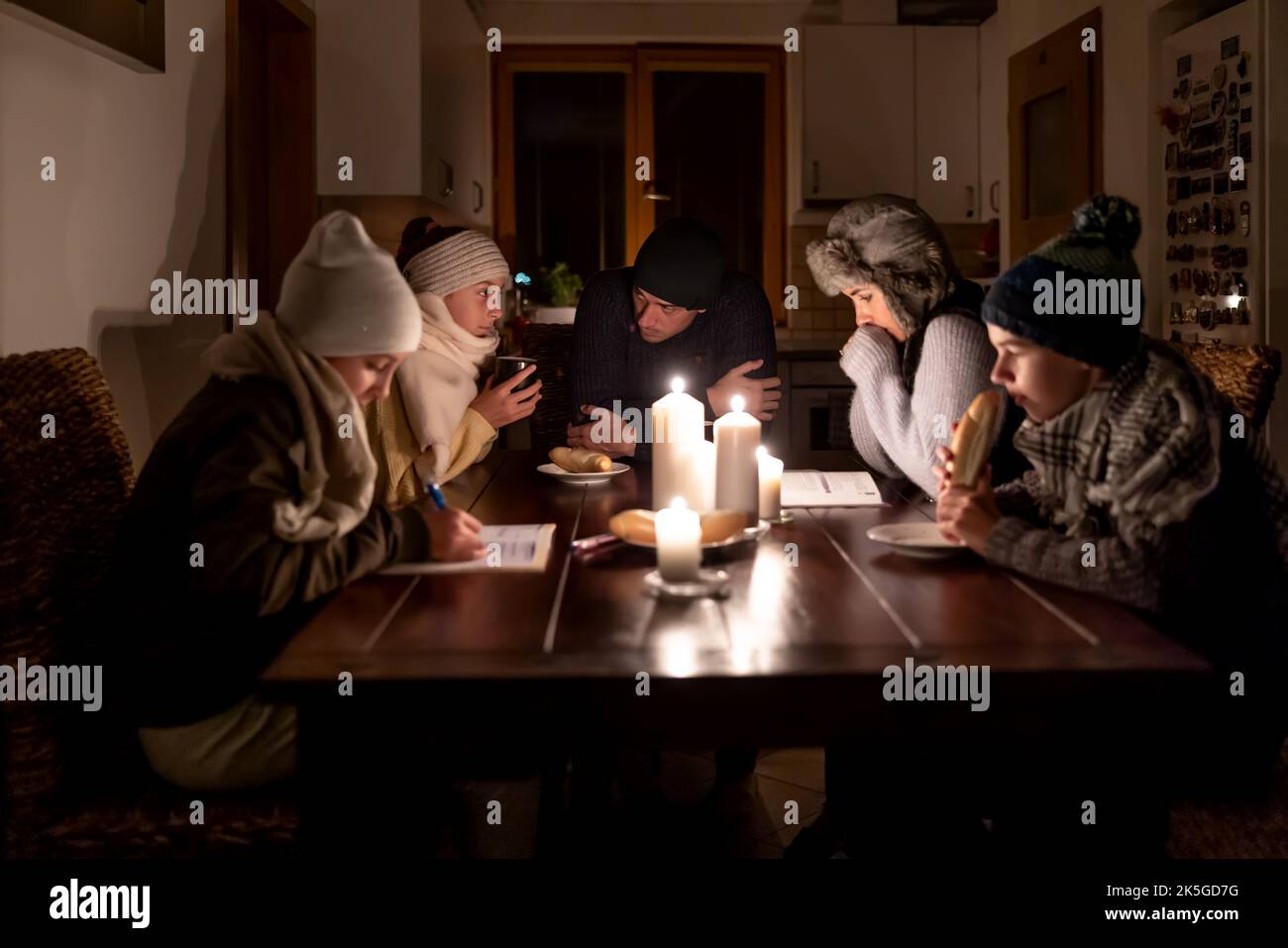 Une famille de cinq personnes souffre de l'absence de chauffage et d'électricité lors d'une crise énergétique en Europe, provoquant des pannes d'électricité. Banque D'Images