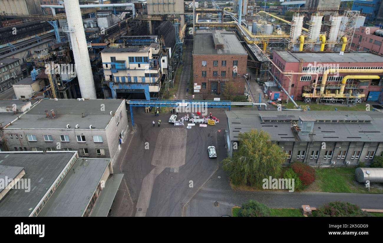 Ostrava, République tchèque. 08th octobre 2022. Des dizaines de participants au camp climatique du mouvement We Are the Limits contre l'extraction et la combustion du charbon sont entrés dans la base de l'usine de cokéfaction de Svoboda samedi, 8 octobre 2022, à Ostrava-Privoz, République tchèque, afin de protester contre la pollution à long terme par son exploitant. Crédit : Petr Sznapka/CTK photo/Alay Live News Banque D'Images