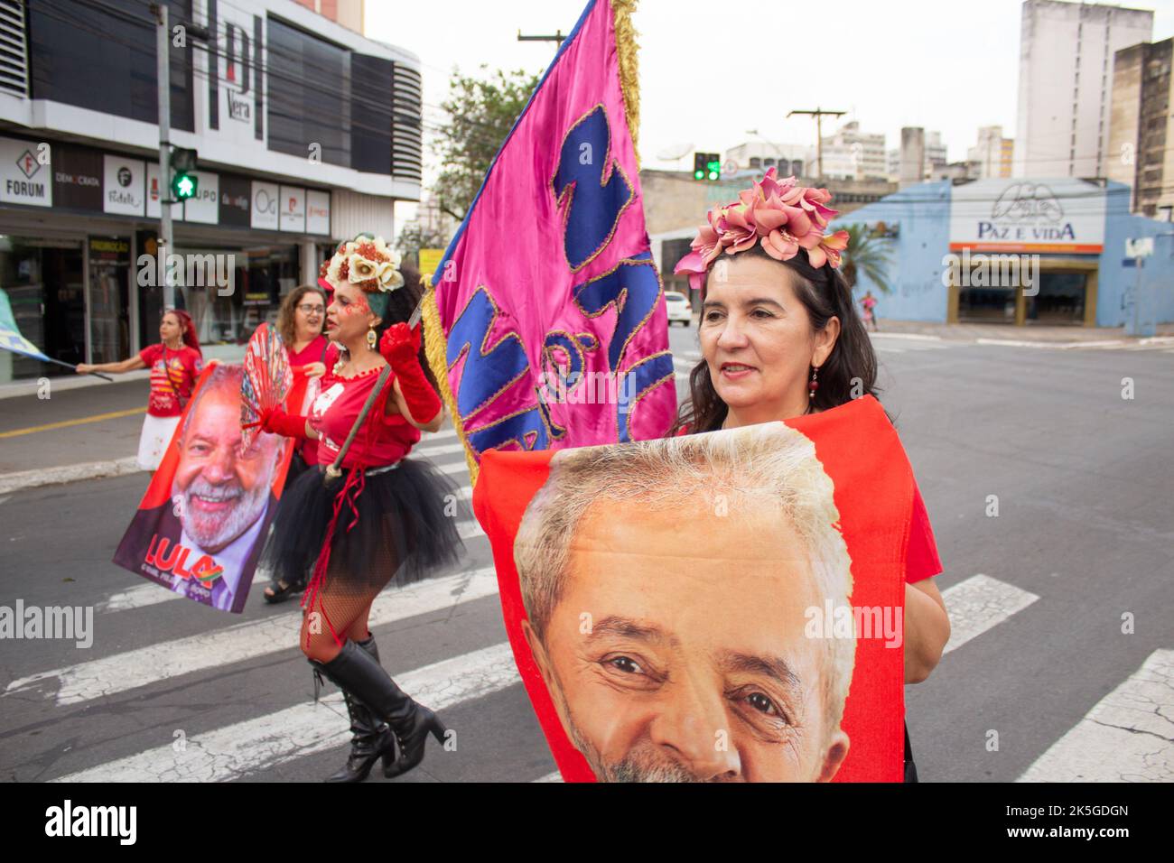 Goias, Brésil – 28 septembre 2022 : une femme tenant la serviette de Lula lors d'une performance en faveur de Lula pour le président du Brésil. Banque D'Images