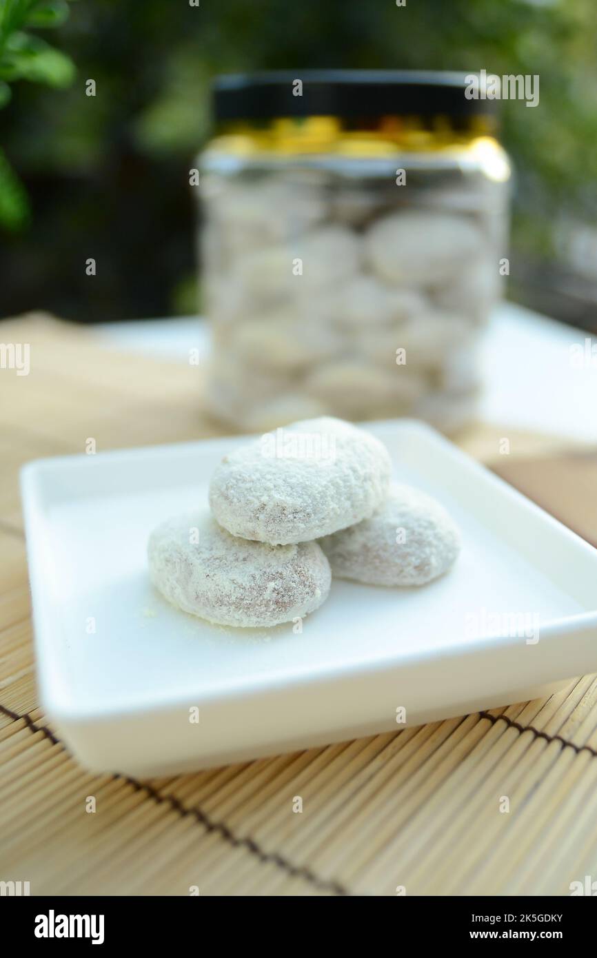 Le biscuit de Putri salju est une sorte de kue kering de Malaisie qui est en forme de croissant et recouvert de sucre en poudre recouvert comme de la neige. Banque D'Images