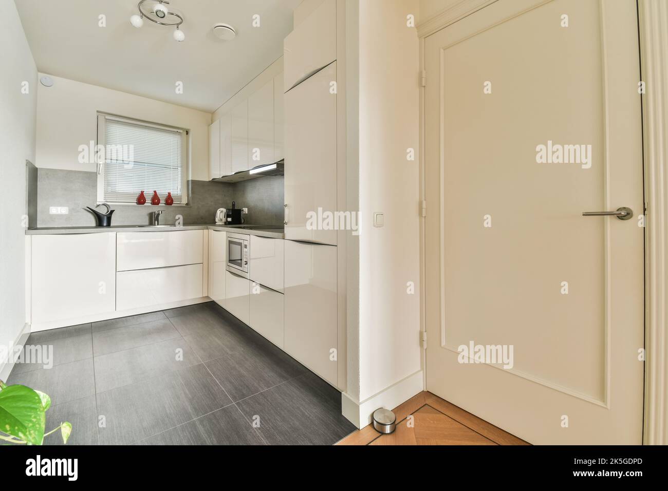 Décoration intérieure d'appartement loft moderne avec cuisine ouverte dans un style minimaliste et spacieuse salle à manger avec table et chaises Banque D'Images