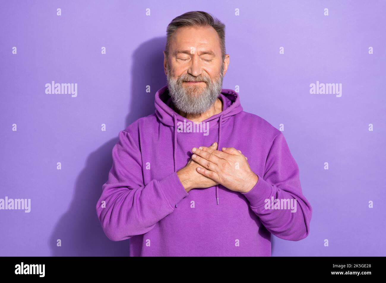 Photo de l'ancien retraité homme beau porter décontracté sweat à capuche  yeux fermés esprit de rêve coeur isolé sur fond de couleur pastel violet  Photo Stock - Alamy