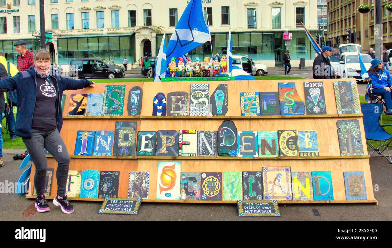 Glasgow, Écosse, Royaume-Uni 8th octobre 2022. Yestival Independence Rally une combinaison de 50 groupes indépendants différents a tenu un événement de musique et de discours à George Square aujourd'hui à la date de la conférence snp. Crédit Gerard Ferry/Alay Live News Banque D'Images