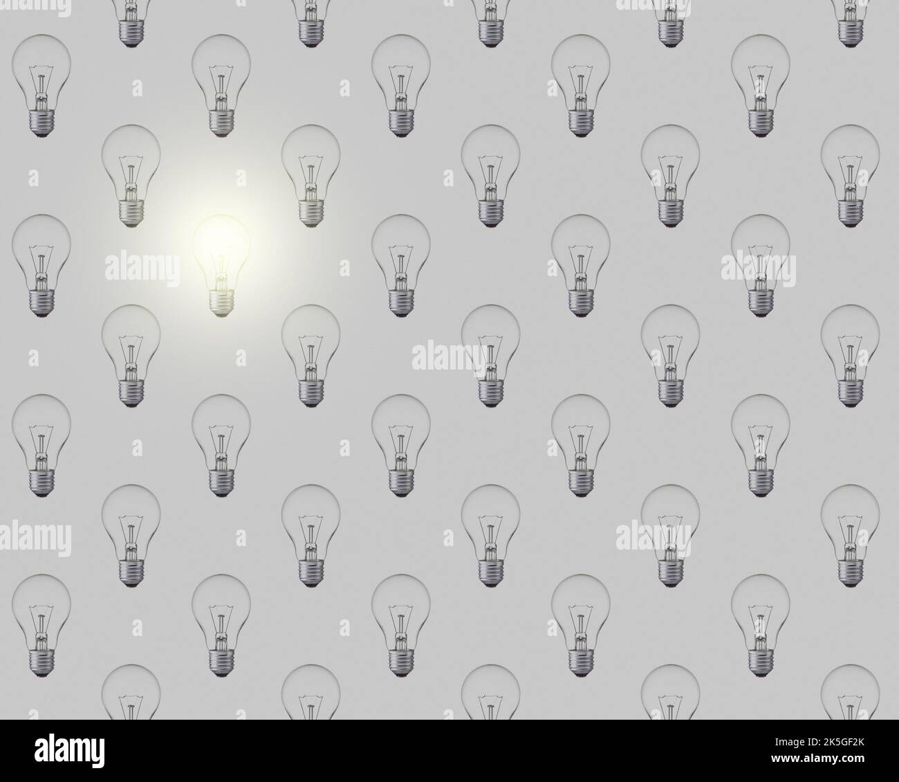 Modèle sans couture des ampoules sur fond gris, une seule ampoule allumée et allumée. Illustration du concept d'économie d'énergie et d'économie d'énergie. Banque D'Images