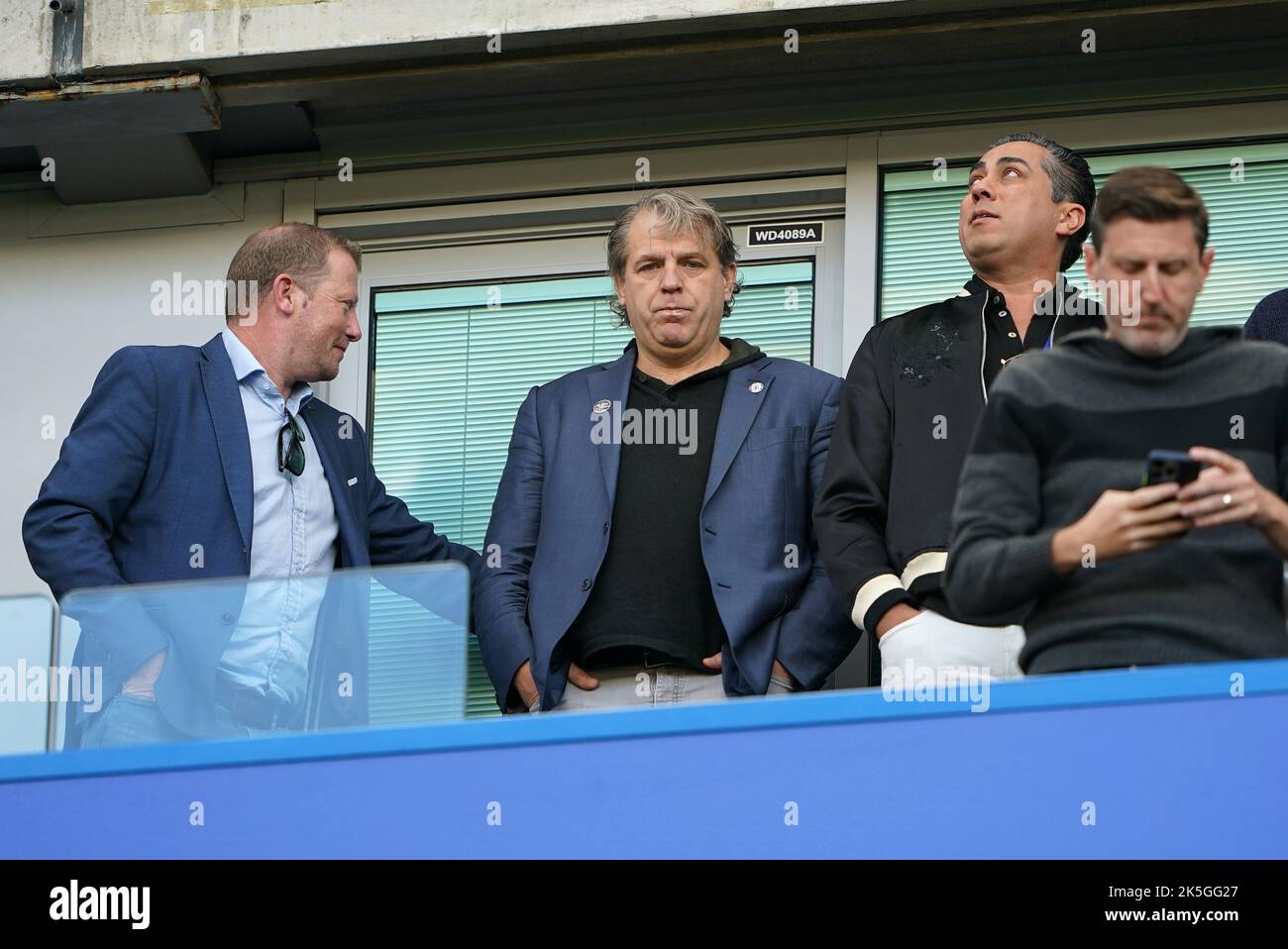 Todd Boehly, propriétaire de Chelsea (au centre) lors du match de la Premier League à Stamford Bridge, Londres. Date de la photo: Samedi 8 octobre 2022. Banque D'Images