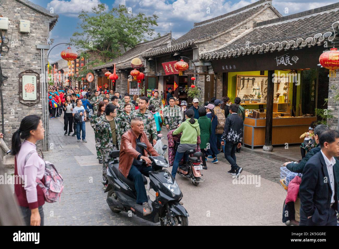 Yangzhou, Jiangsu, Chine. Dong Guan Scène de rue. Banque D'Images