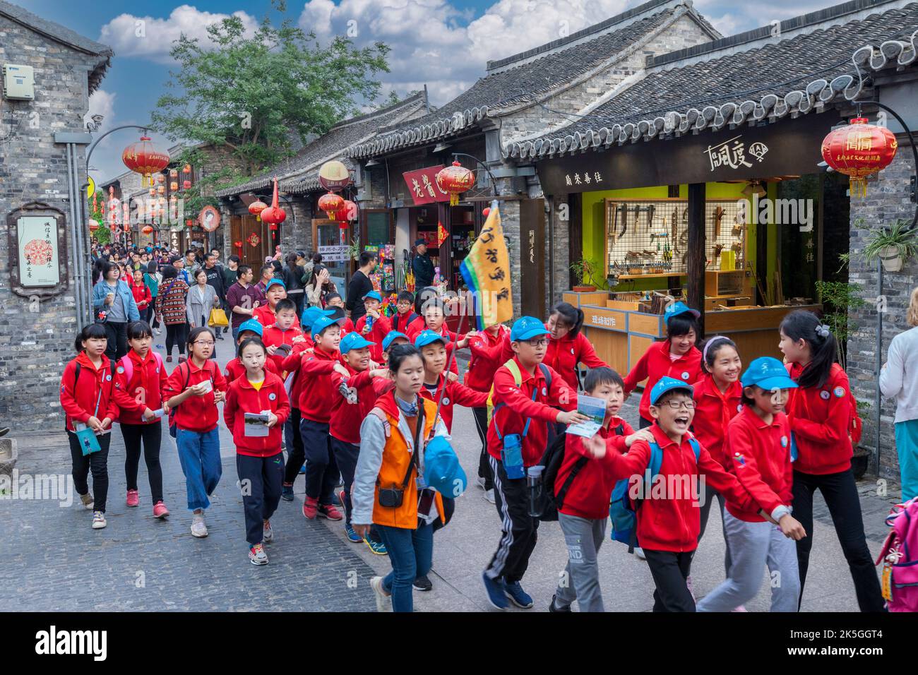 Yangzhou, Jiangsu, Chine. Les élèves de l'école chinoise à Dong Guan Scène de rue. Banque D'Images
