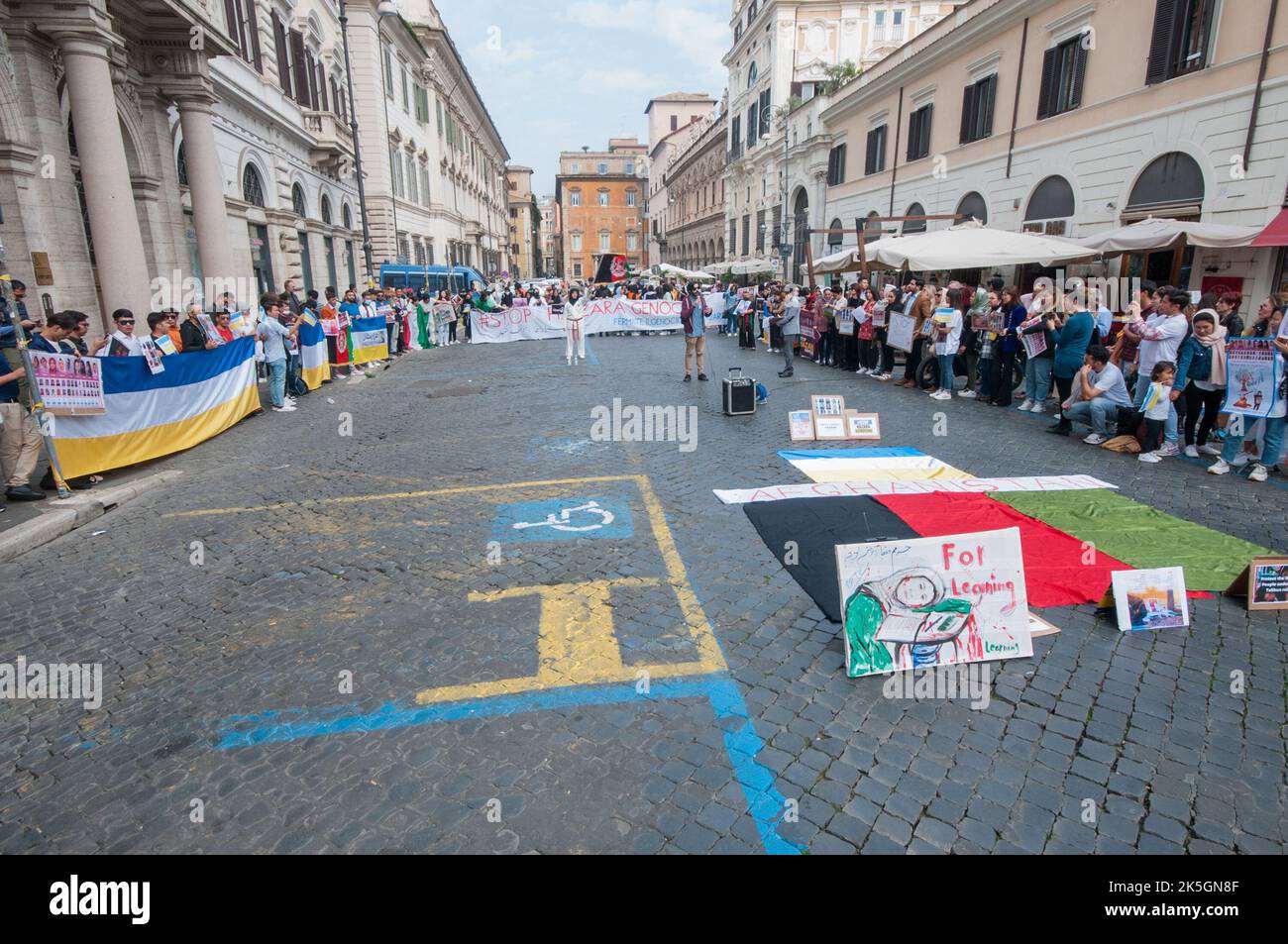 Rome, Italie. 08th octobre 2022. Rome 8 octobre 2022: La mobilisation est organisée par l'Association Nawroz, sur la Piazza dei Santi Apostoli, pour "exprimer la solidarité avec les familles des victimes des récentes attaques contre l'école de Taaj à Kaboul et les lieux de culte dans le pays". PS: La photo peut être utilisée dans le contexte dans lequel elle a été prise, et sans l'intention diffamatoire du décorum des personnes représentées. Crédit : Agence photo indépendante/Alamy Live News Banque D'Images