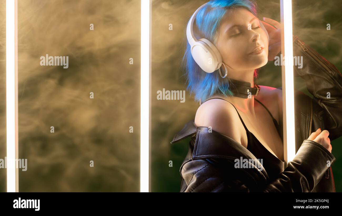Musique de boîte de nuit. Cyber gadget. Technologie moderne. Femme futuriste satisfaite dans un