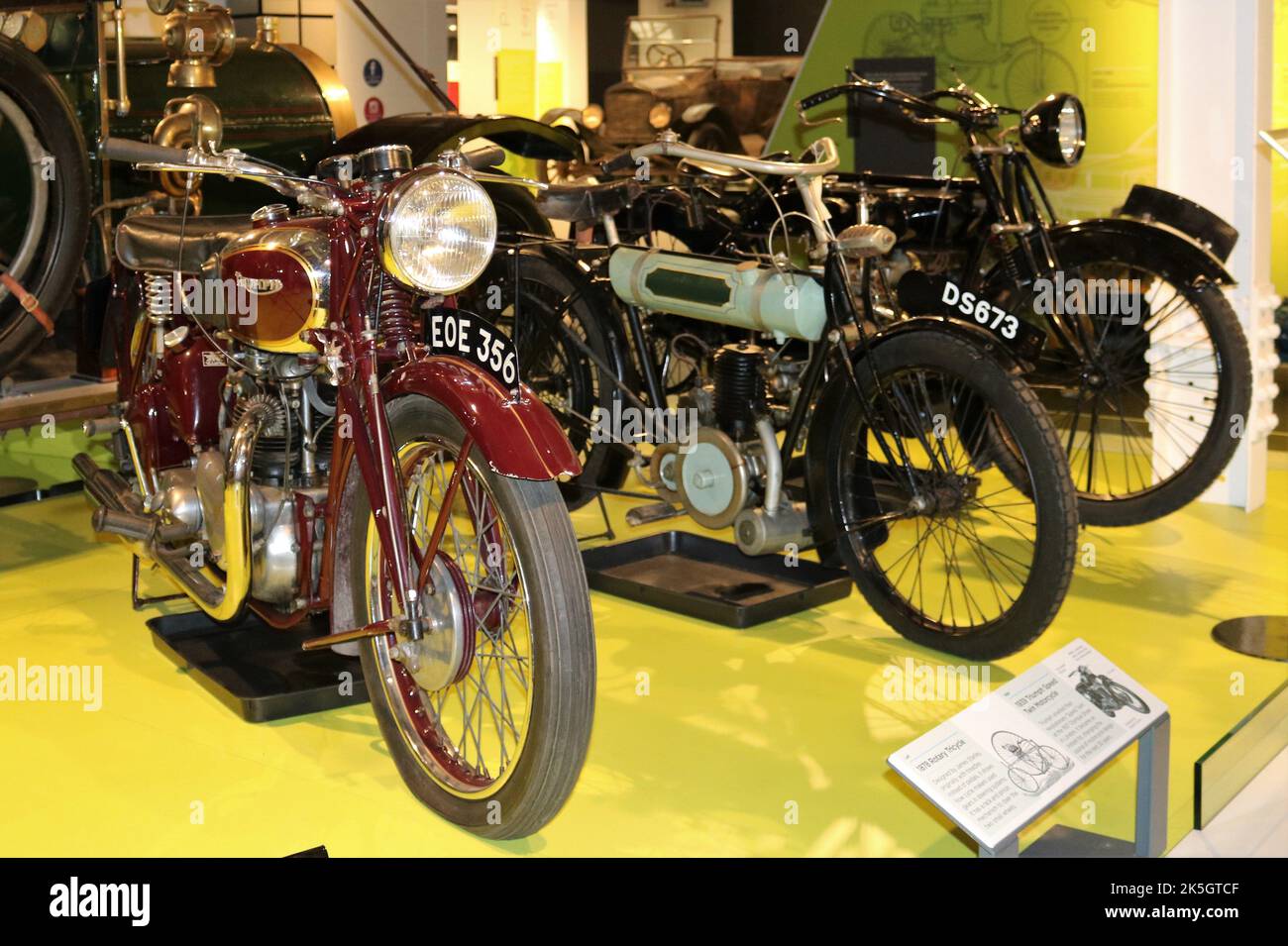 1878 tricycle rotatif et 1939 Triumph Speed Twin. Banque D'Images