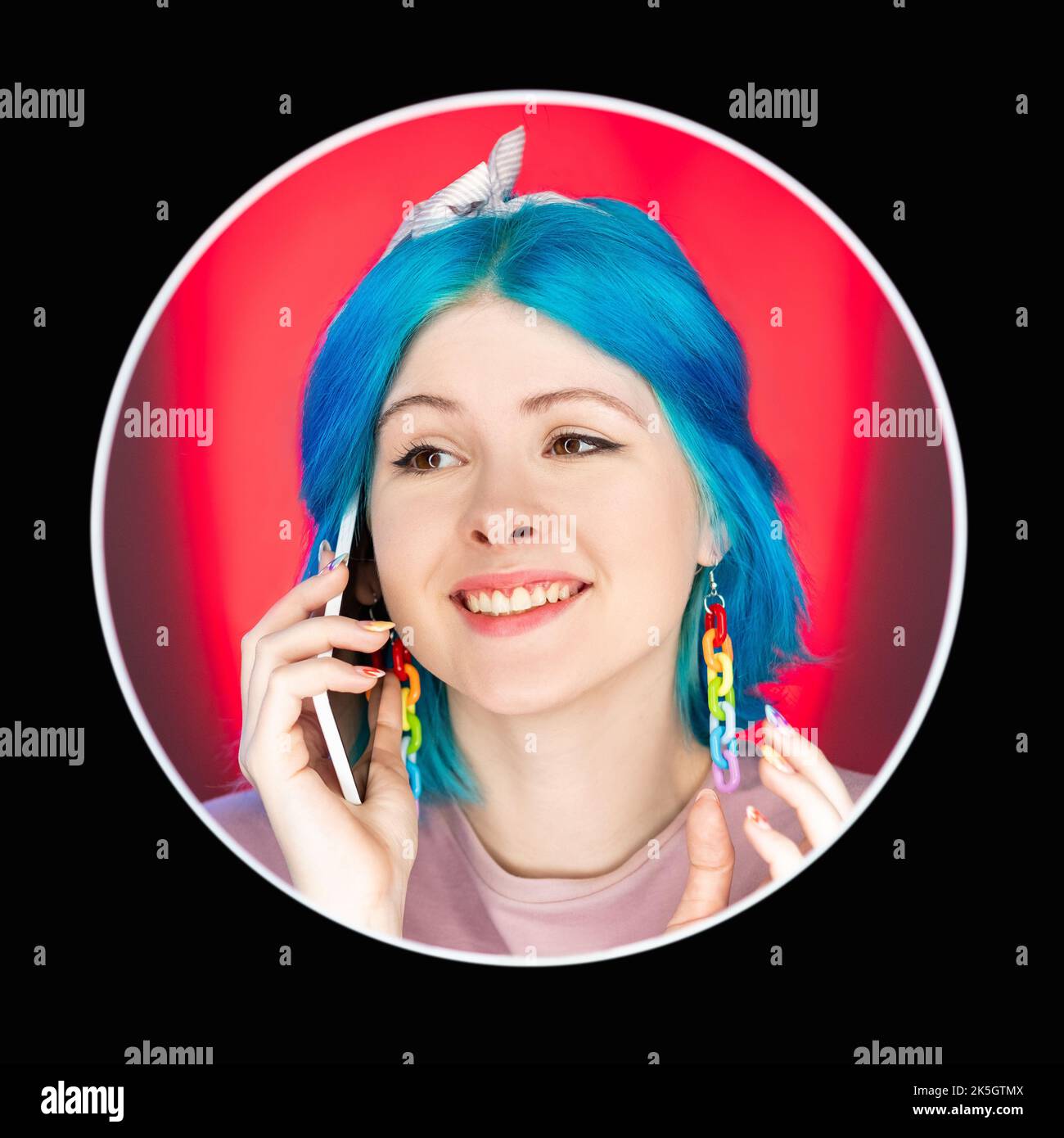 Bon appel téléphonique. Technologie mobile. Communication en ligne. Gaie visage souriant de femme parlant sur cellule isolée sur fond rouge dans rond avata noir Banque D'Images