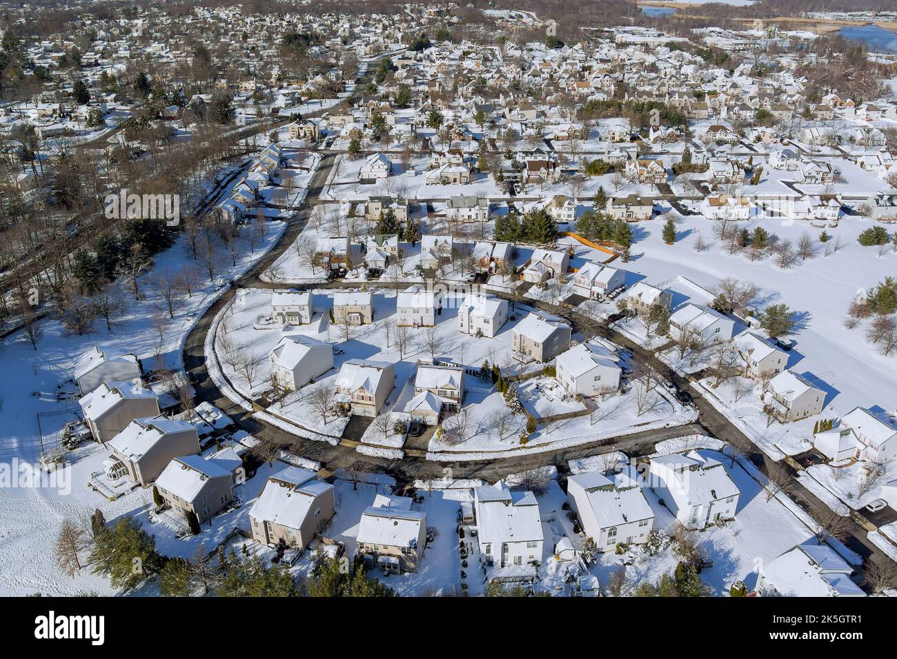 Lors d'une grave tempête de neige qui a frappé la région, il y avait de la neige sur les toits de beaucoup d'entre eux entourés de maisons résidentielles dans une petite ville du New Jersey Banque D'Images