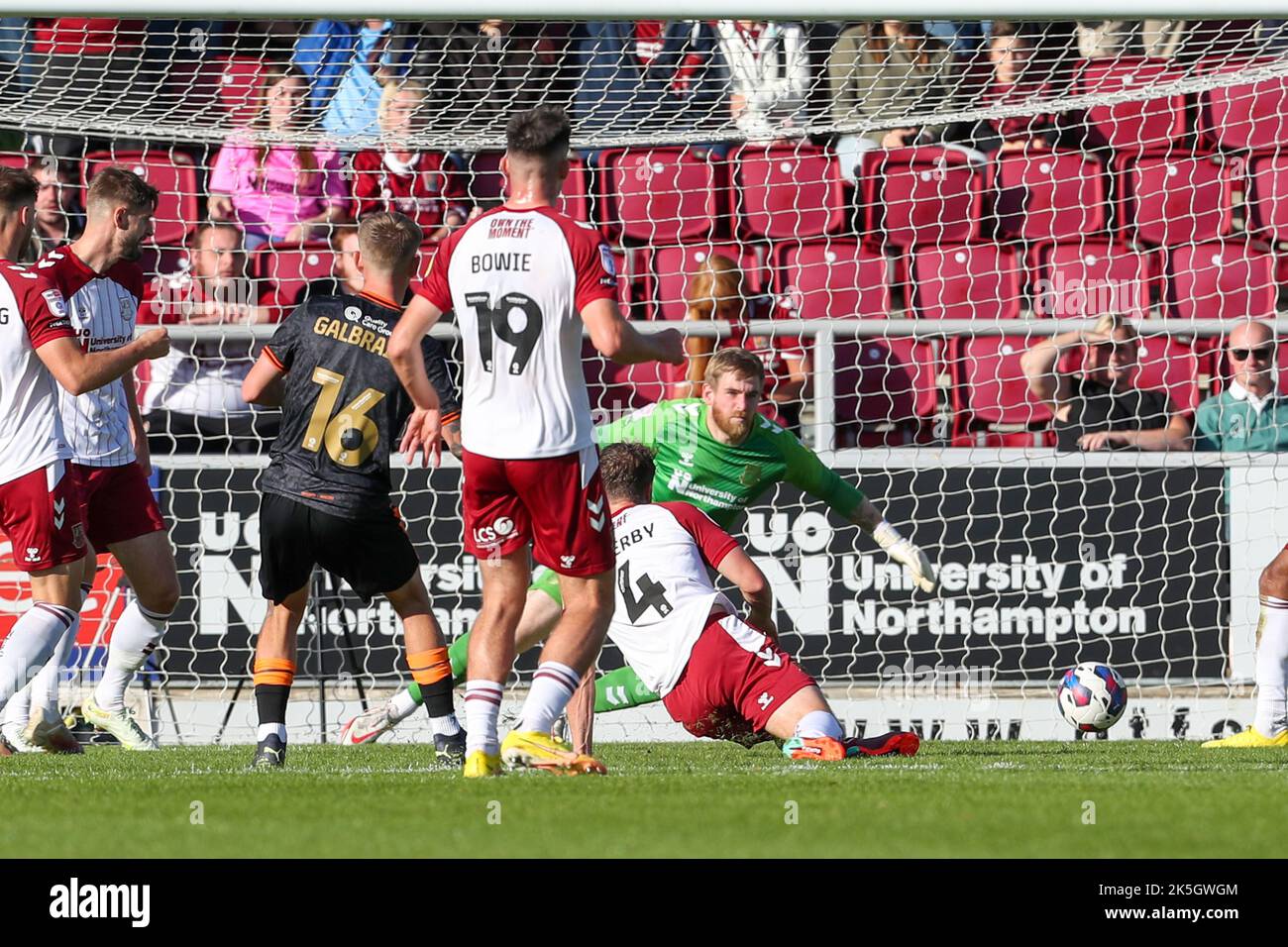 Ethan Galbraith marque Salford City, pour prendre l'initiative du faire 1 - 0 contre Northampton Town, lors du match Sky Bet League 2 entre Northampton Town et Salford City au PTS Academy Stadium, Northampton, le samedi 8th octobre 2022. (Credit: John Cripps | MI News) Credit: MI News & Sport /Alay Live News Banque D'Images