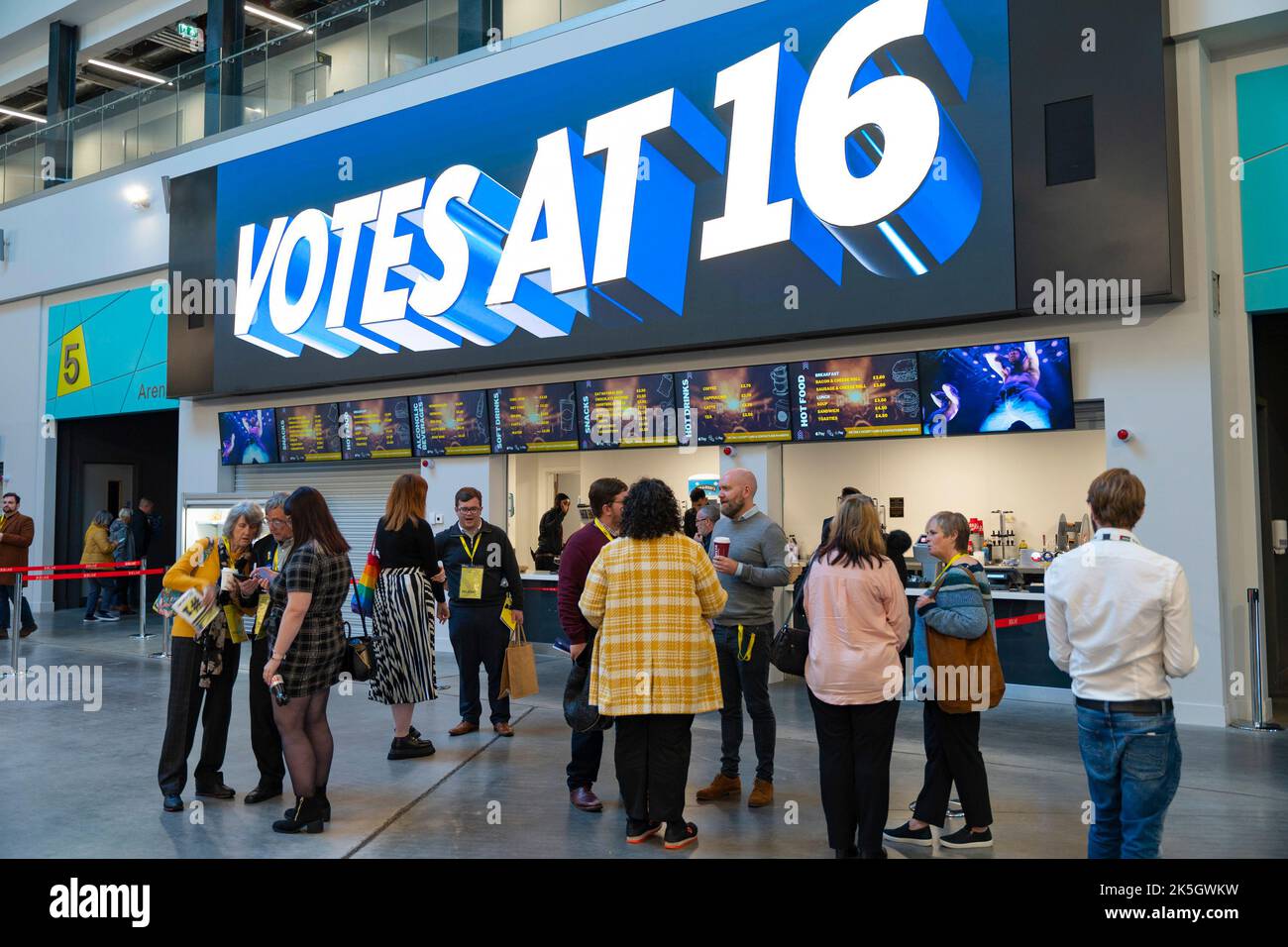 Aberdeen, Écosse, Royaume-Uni. 8th octobre 2022. Écran vidéo présentant les titres des avantages revendiqués par le gouvernement écossais SNP lors de l'ouverture de la conférence SNP 2022 au stade P&J Live d'Aberdeen. Iain Masterton/Alay Live News Banque D'Images