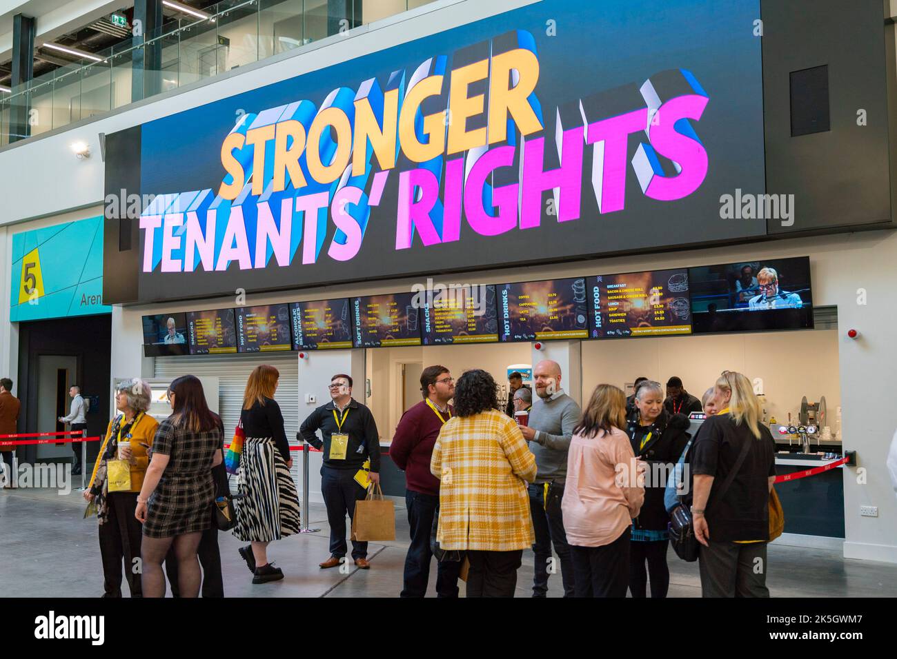 Aberdeen, Écosse, Royaume-Uni. 8th octobre 2022. Écran vidéo présentant les titres des avantages revendiqués par le gouvernement écossais SNP lors de l'ouverture de la conférence SNP 2022 au stade P&J Live d'Aberdeen. Iain Masterton/Alay Live News Banque D'Images